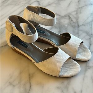 New Array White Sandals Size 8 Narrow Open Toe Wedge‎ Ankle Strap Snakeskin
